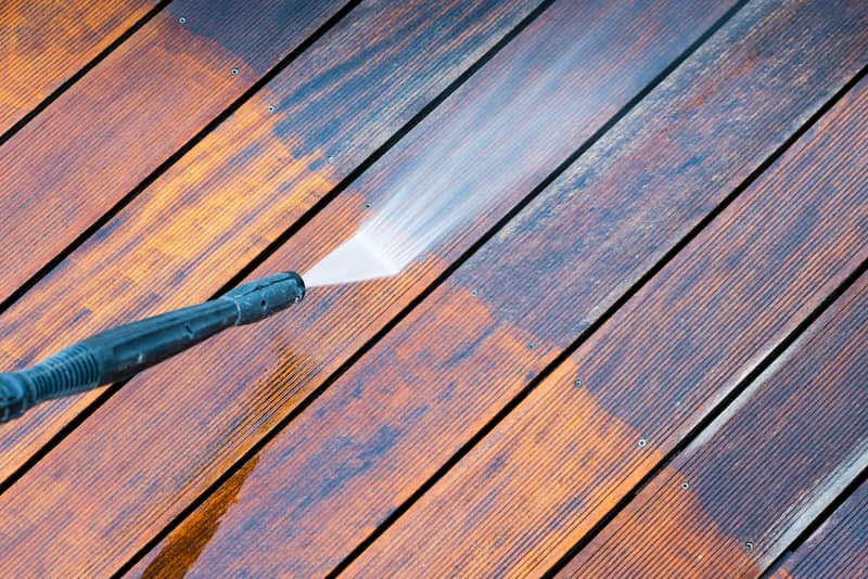 Signs That Your Deck's Overdue For A Cleaning